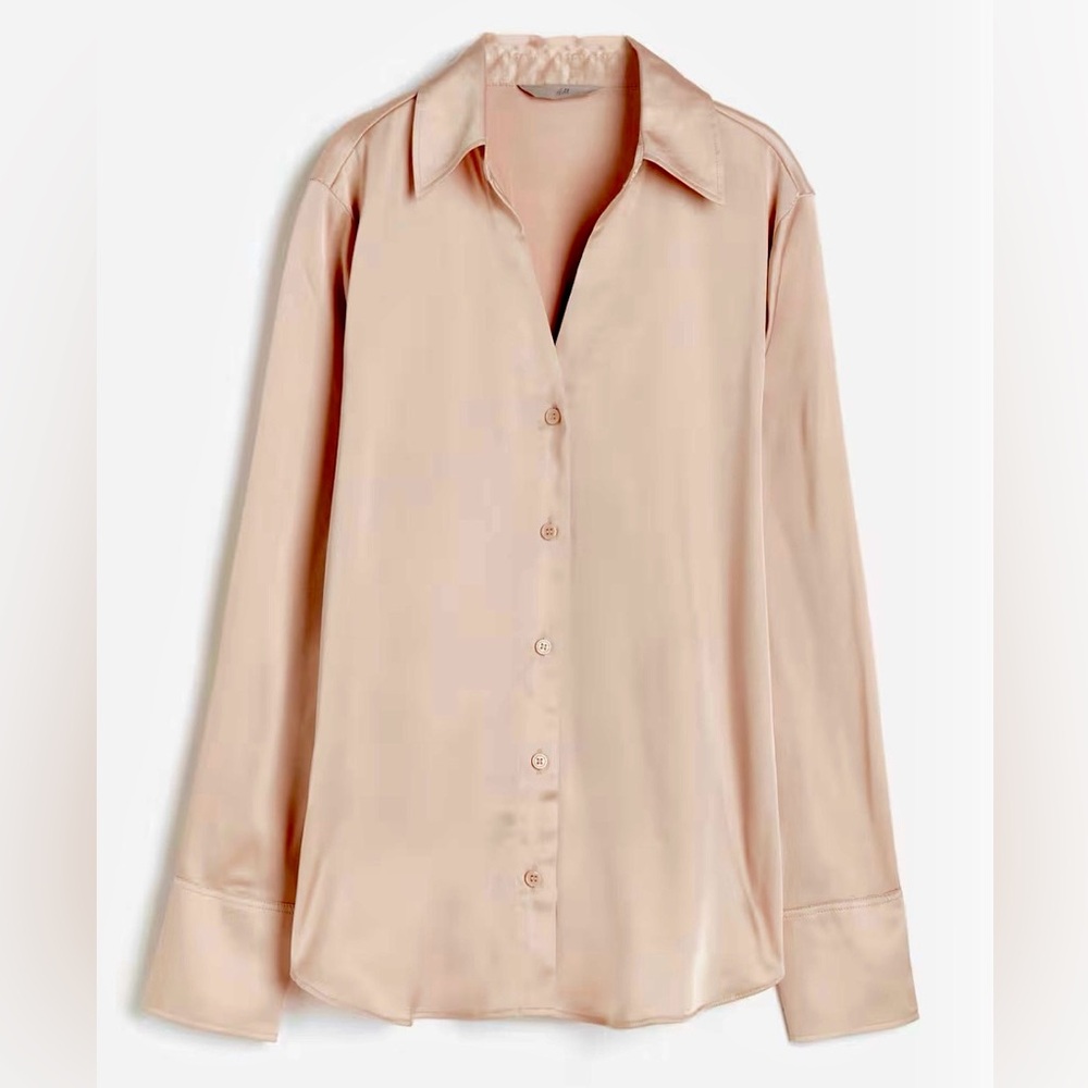 H&M NWT Women's Relaxed Fit Powder Pink V-Neck Satin Button-Up Top. Size: Small